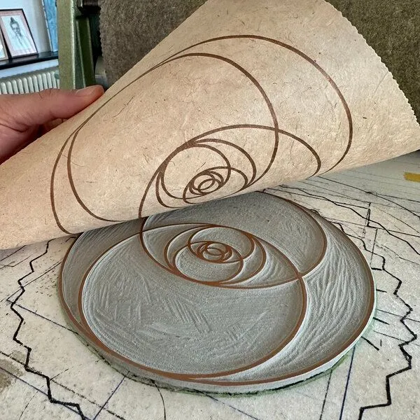 Veskor Cassiopeia Veskor Cassiopeia VESICA PISCIS Heilige Geometrie Linoldruck | 22 × 22 cm | Kupfer auf Rosenholz – Produktbild 2 von 4