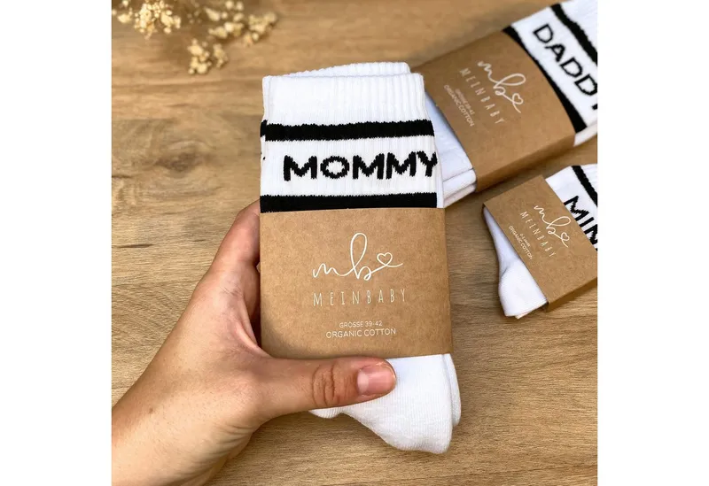 MeinBaby123® Tennissocken Geschenkset Schwangerschaft, Geschenk zur Geburt & Baby Shower (Set, 3er Socken Set inkl. Baumwollsäckchen und Karte) Geschenk frischgebackene Eltern, Familiensocken Mama Papa Baby, Schwarz, – Produktbild 3 von 5