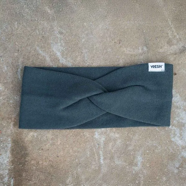 Vresh Clothing Vresh Clothing Avivi - Strick Stirnband aus Biobaumwolle, Tannengrün, – Produktbild 1 von 2