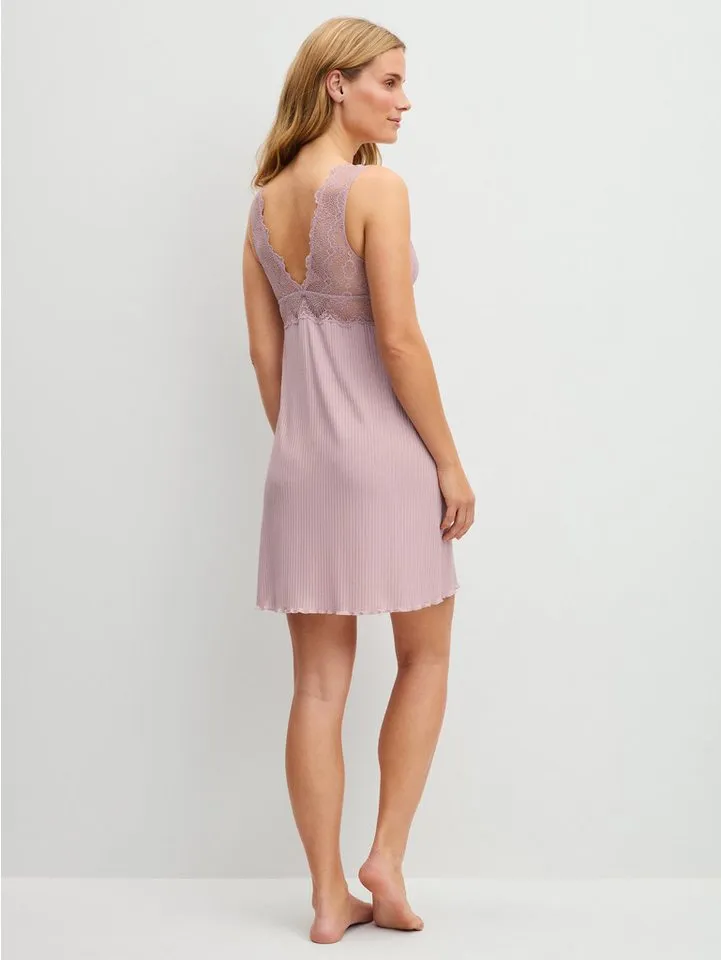 CALIDA CALIDA Nachthemd Feminine Lounge Damen (1-tlg) seidig weich, Spitze und Stickerei, Länge 90cm, Lila, – Produktbild 4 von 5