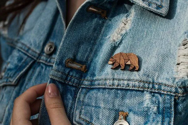 BeWooden BeWooden Holzbrosche „Walking Bear“ – Produktbild 2 von 4