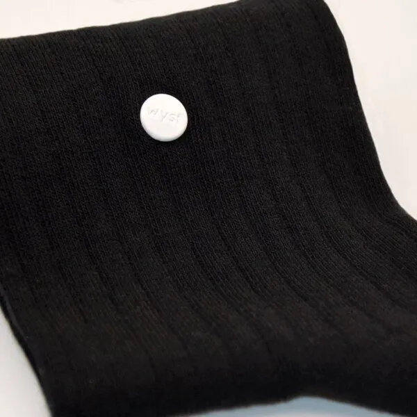 wysf. | what you stand for. wysf. | what you stand for. Socken, Rippenstrick mit Knopf, Bio-Baumwoll-Mix, Schwarz, – Produktbild 2 von 4