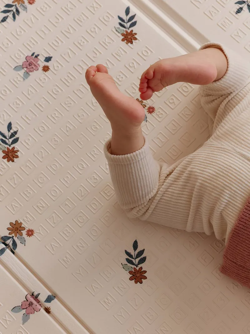 Vertbaudet Große faltbare Spielmatte mit Reliefprägung, Wollweiß retro flower, – Produktbild 4 von 4