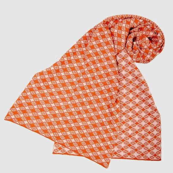 LANARTO slow fashion LANARTO slow fashion Schal Muster 'Blütenkaro' zweifarbig gestrickt aus mulesingfreier Merinowolle, Orange, – Produktbild 2 von 3