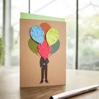Die Stadtgärtner Die Stadtgärtner Mann mit Luftballons | Kraftkartonkarte mit Wildblumen-Saatpapier – Produktbild 1 von 1
