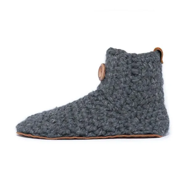 Kingdom of Wow Warme Hüttenschuhe aus weichem Wollgarn – Damen & Herren, gehäkelt & handgefertigt | Kingdom of Wow, Charcoal, – Produktbild 1 von 4