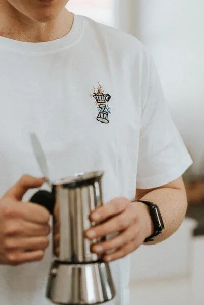 Coffee Fashion Coffee Fashion Espressokocher Boom | Besticktes Organic Bio Baumwoll T-Shirt, Matt blau, – Produktbild 2 von 4