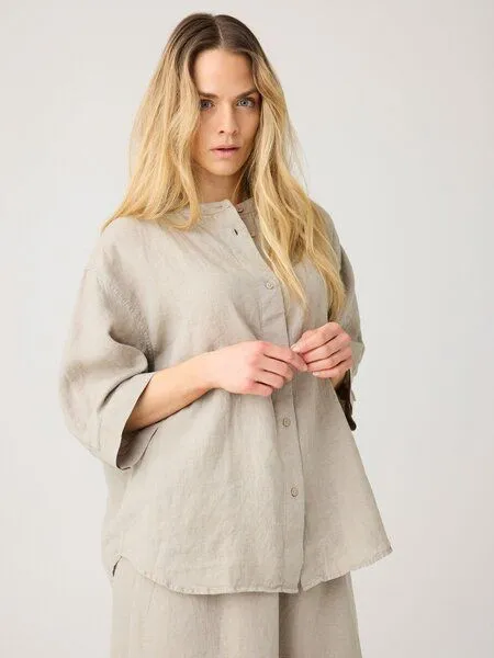 KnowledgeCotton Apparel KnowledgeCotton Apparel Lockere Hemdbluse mit 3/4 Arm und Stehkragen aus Bio-Leinen, Grün-yarndyed-twill, – Produktbild 1 von 3