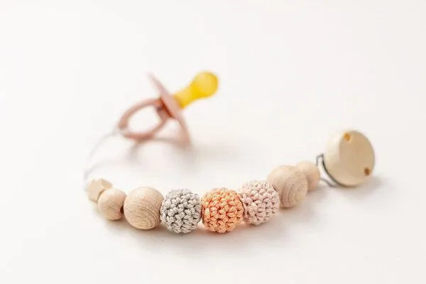 NoniKids Berlin NoniKids Berlin Schnullerkette Holz *Sternchen* 10 Farben I Bio Baumwollgarn I NoniKids, Peach, – Produktbild 2 von 3