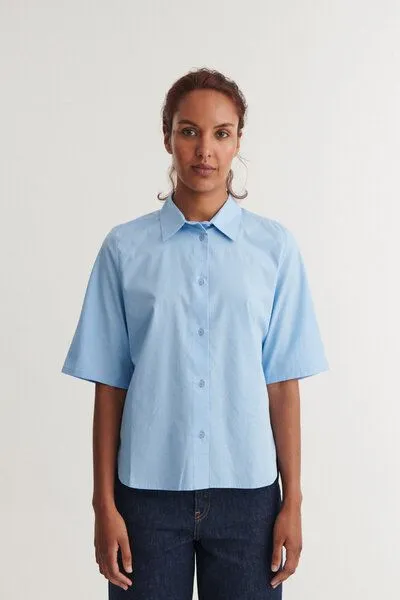Basic Apparel Basic Apparel Kurzarm Bluse SILJE mit Knöpfen aus Bio-Baumwolle, Blau (frozen-fjord), – Produktbild 1 von 4