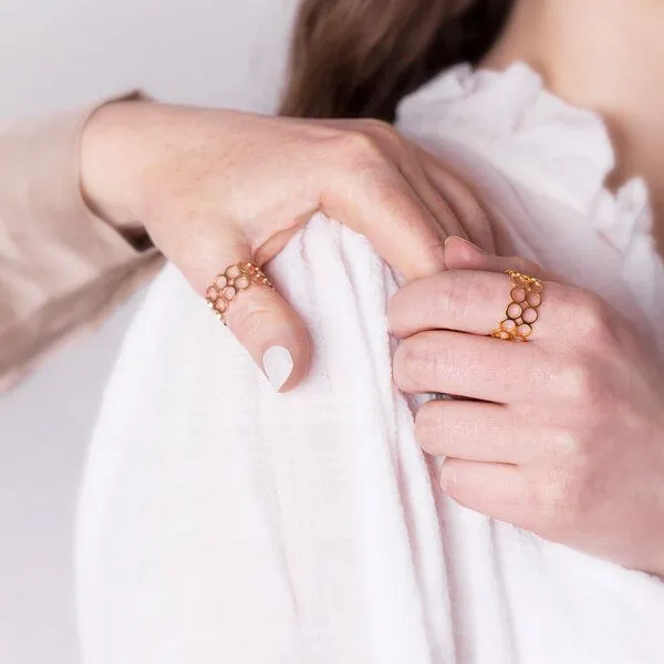 ALEXASCHA ALEXASCHA Mutter Tochter Ringset | 2 minimalistische Edelstahlringe | Ideal als Geschenk für Mutter, Tochter & Schwester, Gold & roségold, – Produktbild 2 von 3