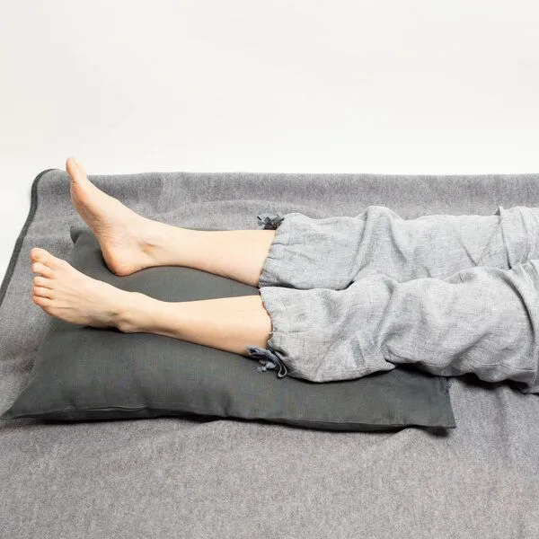 nahtur-design nahtur-design Venen-Entspannungskissen / Rückenstützkissen 60x80 cm mit Leinenbezug, Anthrazit, – Produktbild 1 von 4