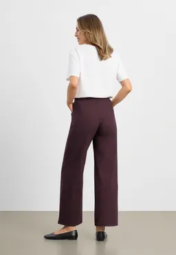 LAURIE LAURIE Damen vegan Hose Donna Locker Sitzend Kurz Dunkelpflaumenfarben – Produktbild 1 von 1
