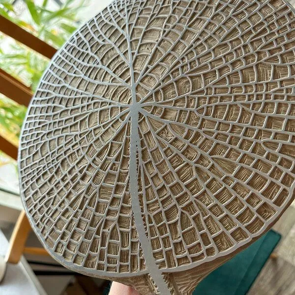 Veskor Cassiopeia Veskor Cassiopeia VICTORIA AMAZONICA Seerosenblatt Linoldruck | 37 x 50 cm | Silber auf Waldgrün – Produktbild 2 von 4