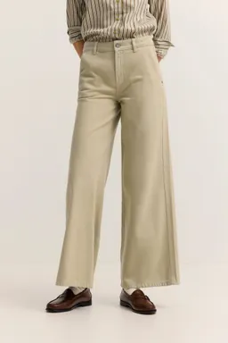 Bugatti Modern Jeans mit Lyocell-Anteil in Oliv – Produktbild 1 von 1