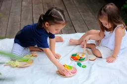 PlanToys PlanToys Frühstück Set für die Kinderküche aus recyceltem Kautschukholz Durchmesser 16 cm, Höhe 1,9 cm – Produktbild 1 von 1