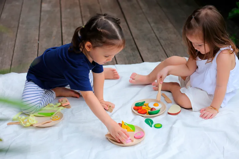 PlanToys PlanToys Frühstück Set für die Kinderküche aus recyceltem Kautschukholz Durchmesser 16 cm, Höhe 1,9 cm, Mehrfarbig, – Produktbild 1 von 3