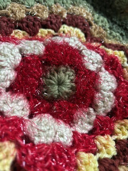KnitToChange KnitToChange Gehäkelte Granny-Square-Strickjacke in warmen Herbsttönen – Produktbild 1 von 4
