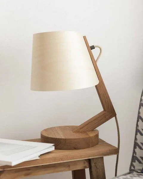 ALMUT von Wildheim ALMUT von Wildheim dimmbare Tischlampe aus Eiche mit Lampenschirm aus Naturmaterialien, Kork (schwarz/silber), – Produktbild 2 von 4