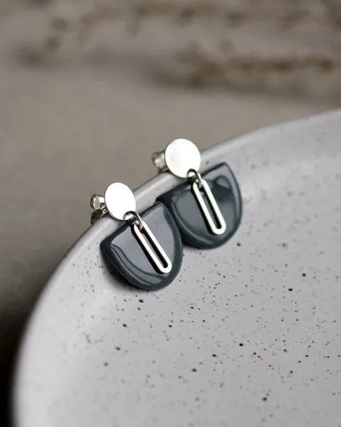 lille mus lille mus Ohrstecker 'Halbkreis Oval' aus Porzellan und 925 Silber, Grau, – Produktbild 2 von 6