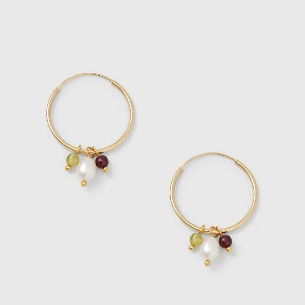 fejn jewelry fejn jewelry Creole 'triple gemstone hoop' mit Perlen und Halbedelsteinen, Gold / peridot - granat, – Produktbild 1 von 3