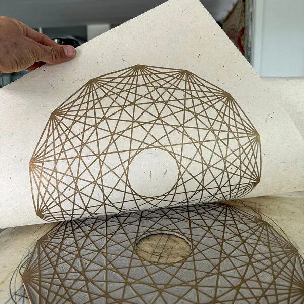 Veskor Cassiopeia Veskor Cassiopeia 7-ORTHOPLEX HEPTACROSS Heilige Geometrie Linoldruck | 40 x 40 cm | Gold auf Naturweiß – Produktbild 3 von 4