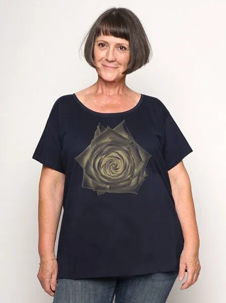 Peaces.bio - handbedruckte Biomode Peaces.bio - handbedruckte Biomode Bio-Damen-Loosefit-T-Shirt Rose, Navy, – Produktbild 1 von 2