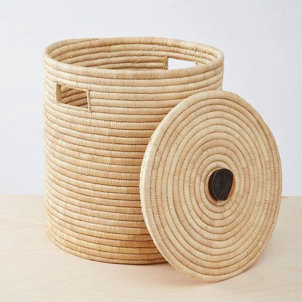 By Native By Native Wäschekorb mit Deckel aus Palmfaser, handgeflochten – Produktbild 3 von 4