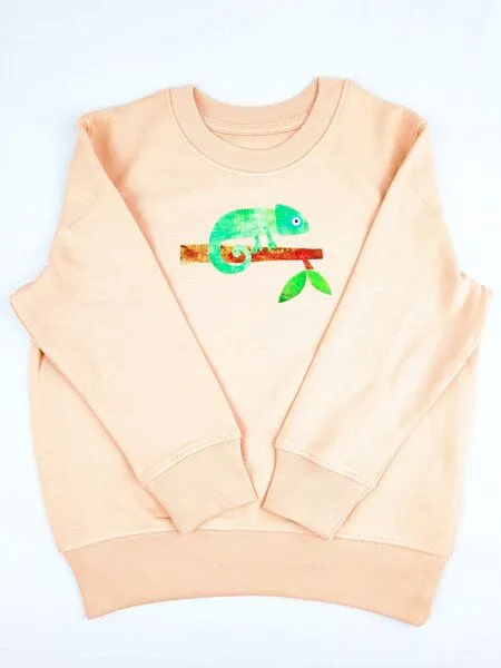 MelaDi Meladi Kinder Sweater aus Biobaumwolle - Chamäleon auf Creme Latte, Natural white, – Produktbild 3 von 7