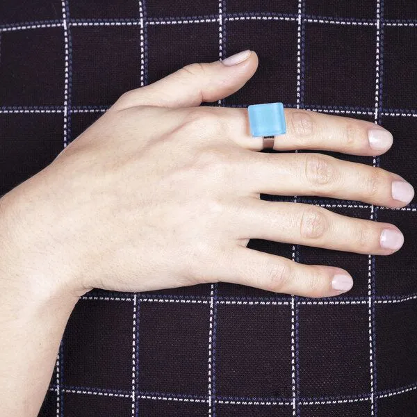 ALEXASCHA ALEXASCHA Minimalistischer Ring aus Glas, klein | PUREFORM, Eisblau, – Produktbild 2 von 4