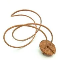 Kork Deko Kork-Deko Weinglashalter aus Kork zum Umhängen mit Korkband Beige | Weinfest Zubehör – Produktbild 1 von 1