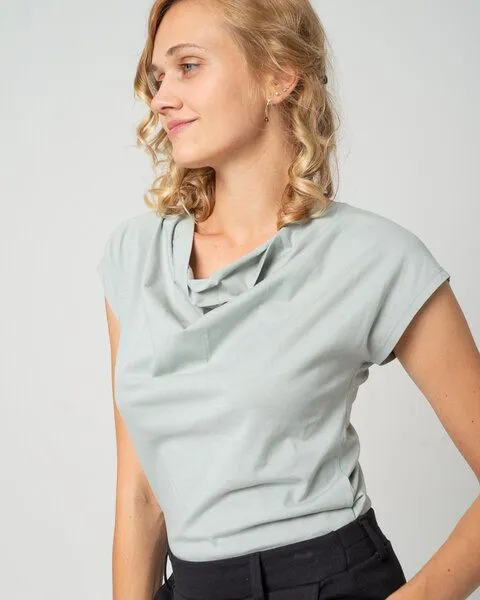 Alma & Lovis Alma & Lovis Shirt mit Wasserfall-Ausschnitt, aus Bio-Baumwolle | Short Cascade, Mint, – Produktbild 2 von 4