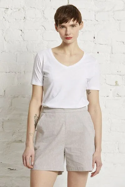 Wunderwerk Wunderwerk Damen T-Shirt, V-Auschnitt, aus Biobaumwolle und Modal "Metro v-neck tee", Weiß, – Produktbild 1 von 4