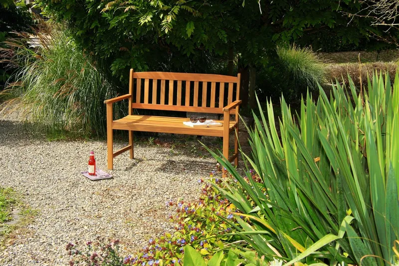 acamp Sitzbank Gartenbank Holz 2-Sitzer mit Armlehnen, Akazie FSC® geölt, wetterfest (Holzbank, 1-St., Gartenmöbel), Parkbank 110x56x86 cm, Teakholz-Optik, geölt, Balkon, Terrasse, Braun, – Produktbild 2 von 3