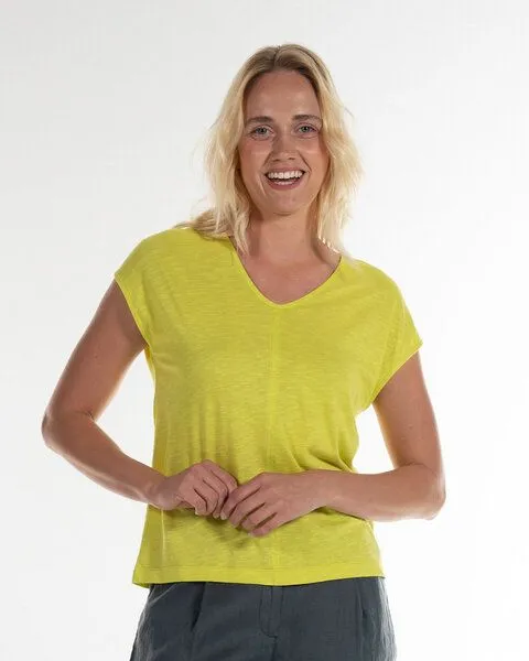 Alma & Lovis Alma & Lovis Legeres V-Shirt aus leichter Bio-Baumwolle / EcoVero | Flamé V, Lemon (gelb), – Produktbild 1 von 4