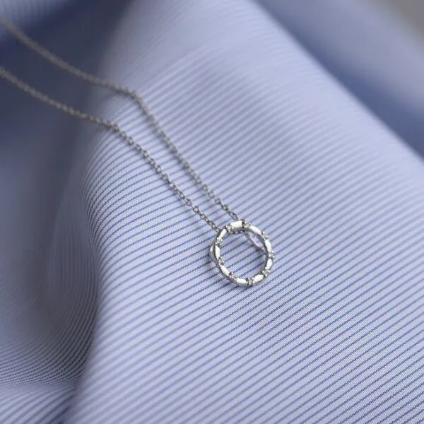 Eppi Eppi Silberner Kettenanhänger im Karmastil mit Diamanten Heidi, Weiss, – Produktbild 3 von 4