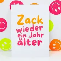 Bow & Hummingbird Bow & Hummingbird Postkarte "Zack wieder ein Jahr älter" aus Recyclingpapier – Produktbild 1 von 1