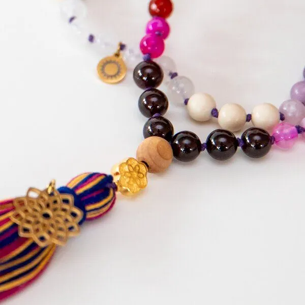 Divasya Divasya Mala Kette "Rainbow Chakra" aus 20 verschiedenen, bunten Kristallen – Produktbild 3 von 4