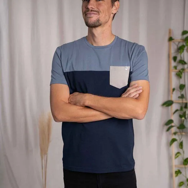 Vresh Clothing Vresh Clothing Verdy - Classic Fit Colourblock T-Shirt mit Brusttasche aus Biobaumwolle, Navy/rauchblau, – Produktbild 1 von 4