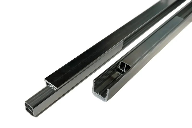 woodstore24 Universal U-Profil für WPC Zäune, silber, geeignet für Füllelemente bis 20 mm 27 x 27 mm, Schienenlänge: 200 cm mit 20 cm Abstandshalter – Produktbild 1 von 1