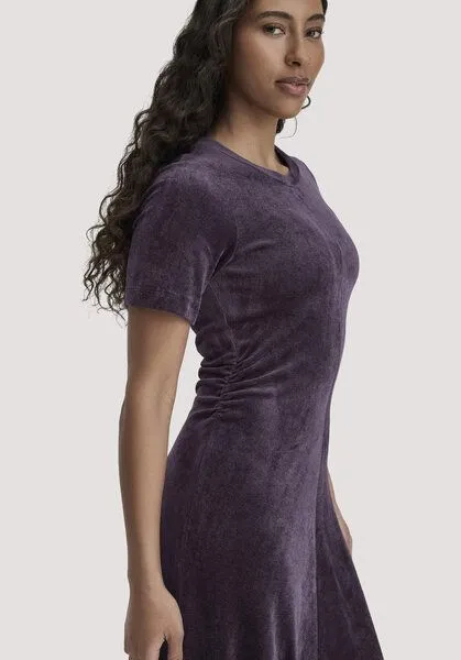 hessnatur hessnatur Samt-Jerseykleid kniebedeckend Slim aus TENCEL Modal mit Bio-Baumwolle, Dunkle traube, – Produktbild 2 von 4