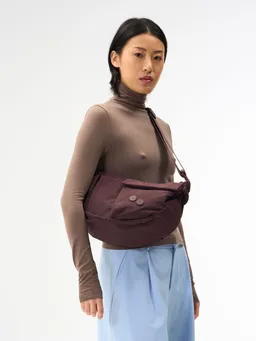 PINQPONQ pinqponq Damen vegan Tasche Cross Body Krumm Medium Crinkle Mahagoni – Produktbild 1 von 1