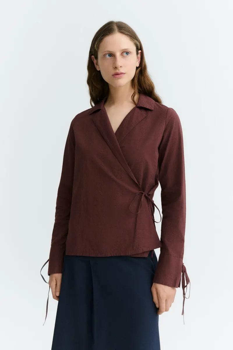 thinking mu Thinking MU Damen vegan Wickelbluse Lenie Aus Seersucker In Dunkelweinrot, Rot, – Produktbild 2 von 2