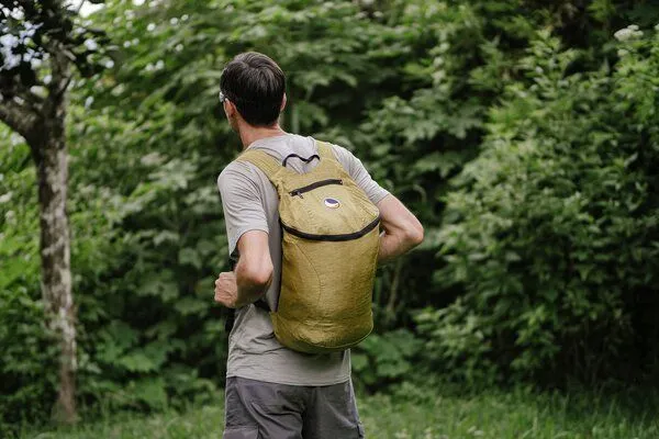 Ticket to the Moon Ticket to the Moon Ultraleicht Rucksack "Backpack Plus" (25l) aus upcyceltem Nylon, Gold, – Produktbild 3 von 4