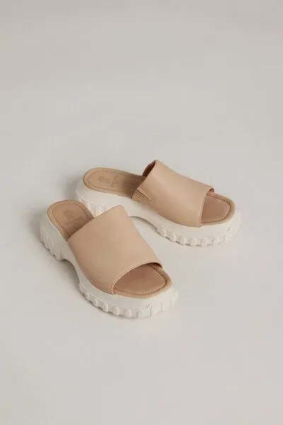 Addition Sustainable Apparel Addition Sustainable Apparel Expanded Sandal aus Bio-Leder, Beige, – Produktbild 1 von 1