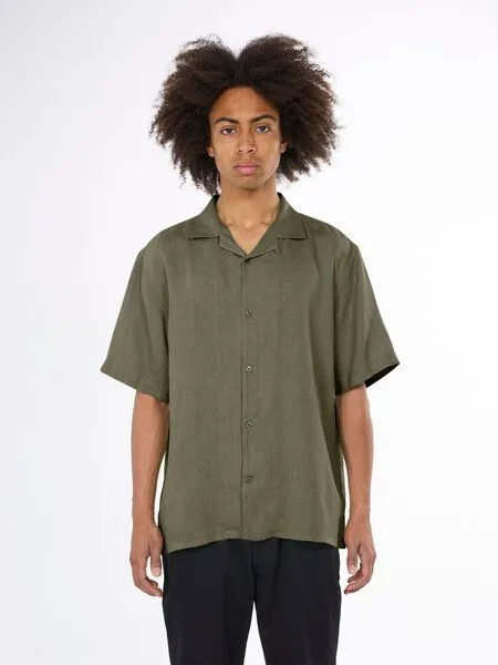 KnowledgeCotton Apparel KnowledgeCotton Apparel Leinenhemd Box Fit - Short Sleeve - aus Bio-Leinen, Grün (burned olive), – Produktbild 1 von 3