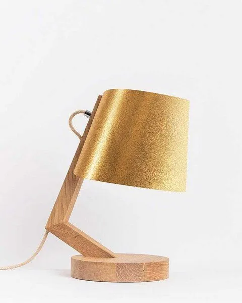 ALMUT von Wildheim ALMUT von Wildheim dimmbare Tischlampe aus Eiche mit Lampenschirm aus Naturmaterialien, Ananasfasern (gold), – Produktbild 1 von 4