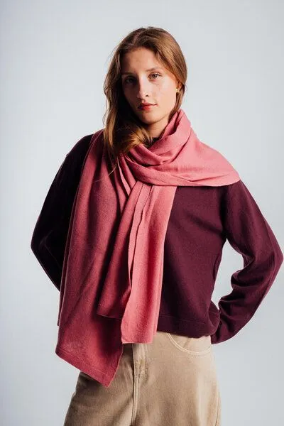 Kopyto Kopyto MANUL - Großer Schal aus 100% Merinowolle RWS- zertifiziert Eco Feinstrick Plüsch, Rosa, – Produktbild 5 von 7