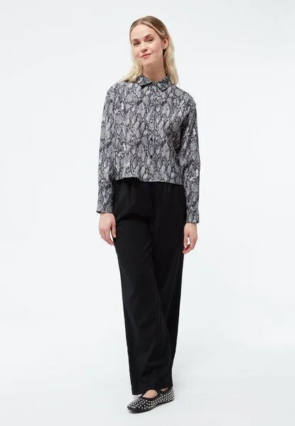 Givn Berlin Givn Berlin Kurze Bluse GBSAVANNAH aus TENCEL, Black / grey (snake), – Produktbild 3 von 4