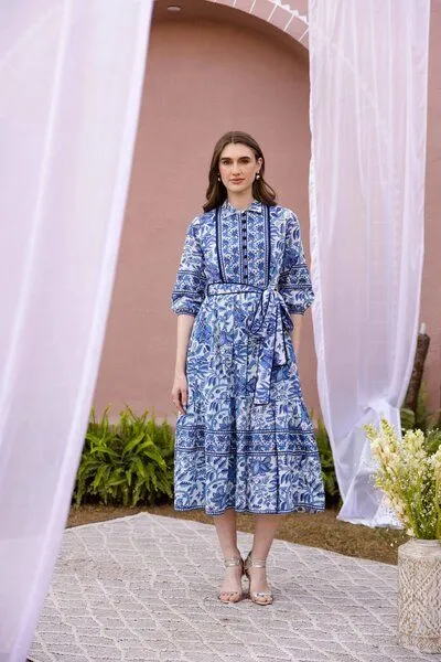 Haus of Namaste Haus of Namaste Handbedrucktes Midikleid aus Bio-Baumwolle mit Wellenmuster und Blumen-Print | Kleid mit Gürtel | Ethisch, nachhaltig und fair, Ocean blue, – Produktbild 1 von 4
